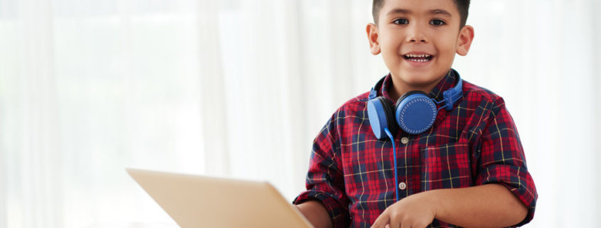 child with a stutter getting speech therapy online