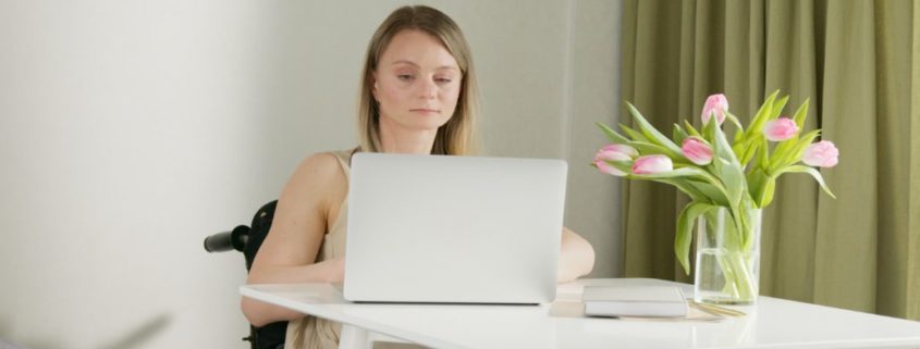 a woman with right hemisphere brain damage doing online research