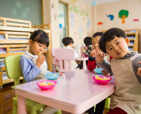 children eating in a school setting