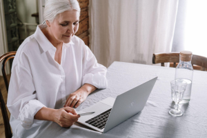 a woman suffering from TBI is at home on her laptop