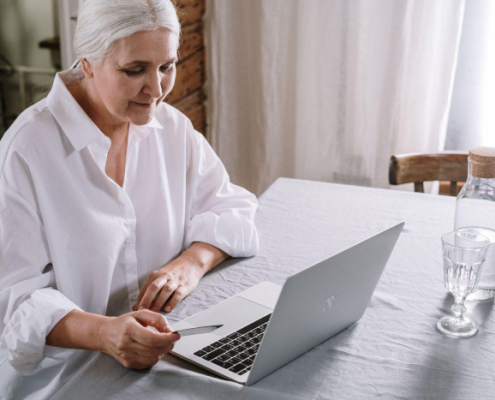a woman suffering from TBI is at home on her laptop